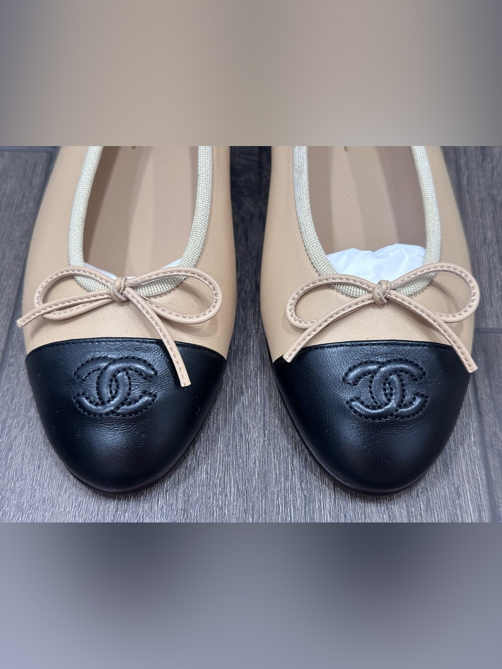 CHANEL CLASSIC CC LOGO BEIGE & BLACK LEATHER BALLET FLATS SHOES Size 37 - Picture 6 of 16